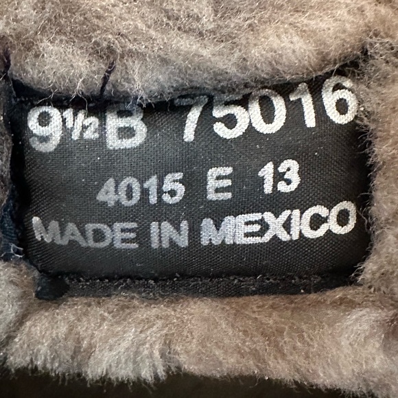 Frye women’s leather boots with faux fur lining. - Picture 8 of 9